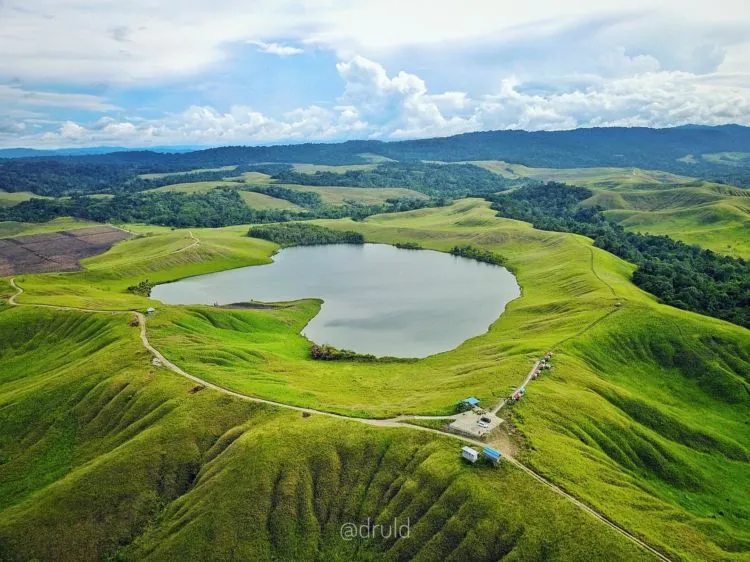 Danau Love, Destinasi Hits dan Instagramable di Papua. Cocok Dikunjungi Bersama Pasangan Tercinta! 9