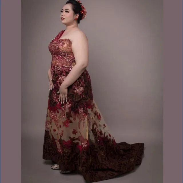 Badan Curvy, Suka Bingung Pilih Baju? 7 Ide Busana Gaun Brokat Ini Bisa Dongkrak Body Goal Kamu 10