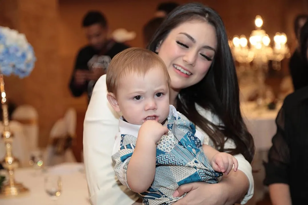 12 Potret Lucio, Putra Stefan William dan Celine yang Mukanya Bule Abis. Cute Overload! 21