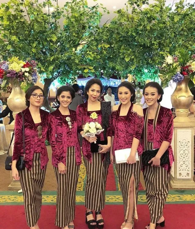 9 Trik Siasati Tubuh Mungil Tak Tenggelam dalam Kebaya. Busana Cantik Tapi Salah Pakai ya Percuma 11
