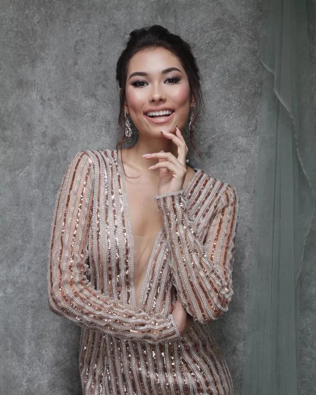 14 Gaya Elegan Frederika Alexis Cull, Puteri Indonesia Blasteran Lampung, Inggris dan Australia 22