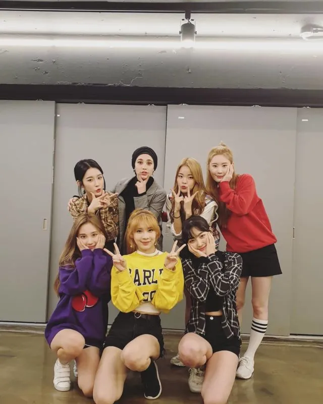Ini 7 Potret Gaya Kim Miso, Selebgram Hijab Asal Maroko yang Cantiknya Bak Bintang K-Pop Korea 9