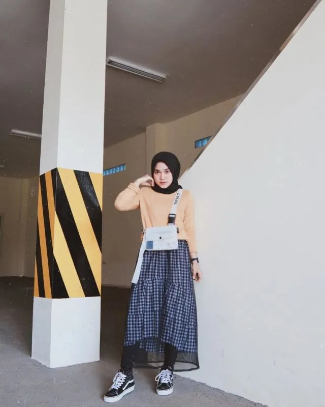 10 Ide Gaya Rok Ruffle Kotak-Kotak. Nggak Cuma Nyaman, Tampilannya pun Elegan! 16