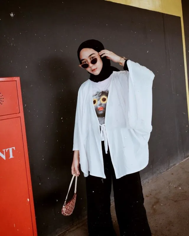 Anti Ribet dan Jaminan Nyaman, Sontek Yuk 7 Ide Padu Padan Outer Kimono ala Selebgram @strngrrr Ini 9
