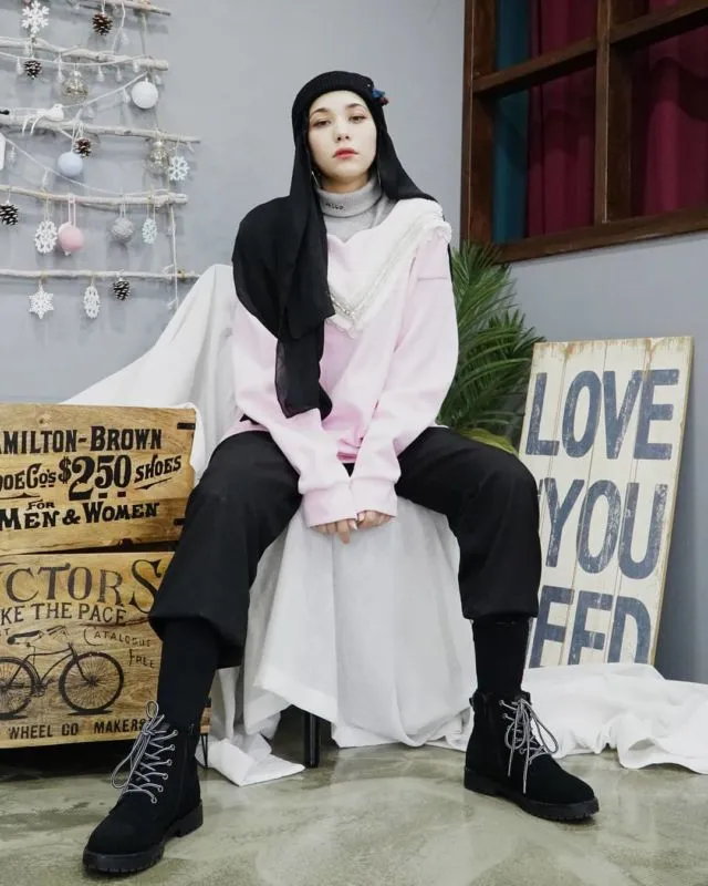 Ini 7 Potret Gaya Kim Miso, Selebgram Hijab Asal Maroko yang Cantiknya Bak Bintang K-Pop Korea 7