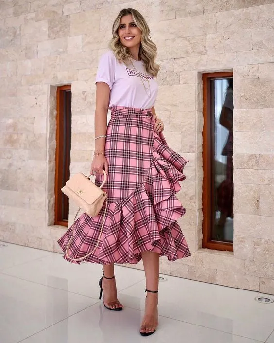 10 Ide Gaya Rok Ruffle Kotak-Kotak. Nggak Cuma Nyaman, Tampilannya pun Elegan! 15