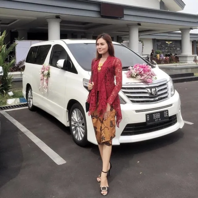 9 Trik Siasati Tubuh Mungil Tak Tenggelam dalam Kebaya. Busana Cantik Tapi Salah Pakai ya Percuma 12