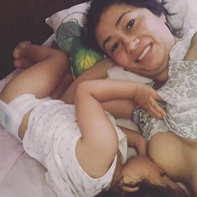8 Pose Menyusui Para Ibu di Seluruh Dunia Ini Bikin Takjub. 11-12 Sama Akrobat! 11