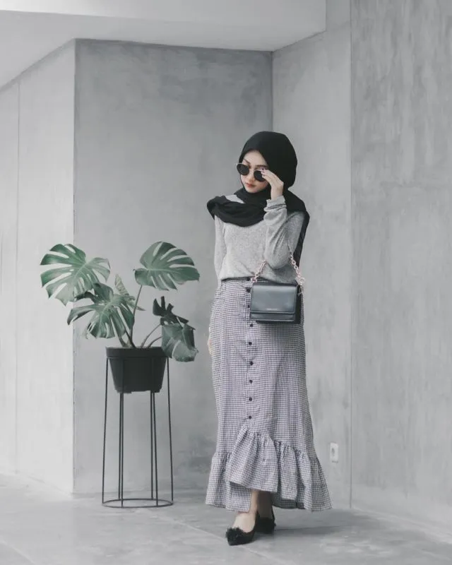 10 Ide Gaya Rok Ruffle Kotak-Kotak. Nggak Cuma Nyaman, Tampilannya pun Elegan! 20