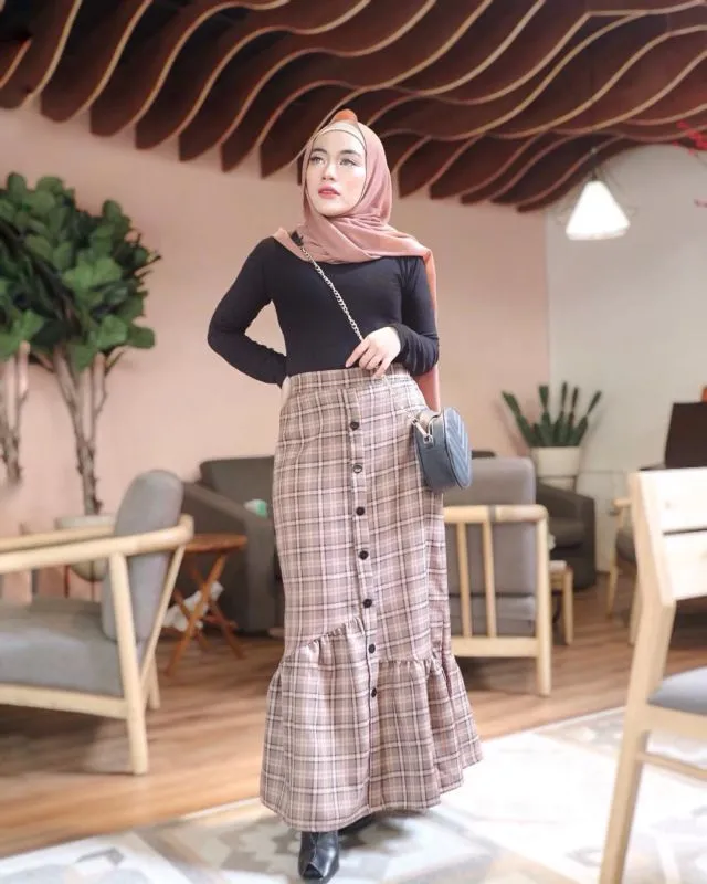 10 Ide Gaya Rok Ruffle Kotak-Kotak. Nggak Cuma Nyaman, Tampilannya pun Elegan! 18