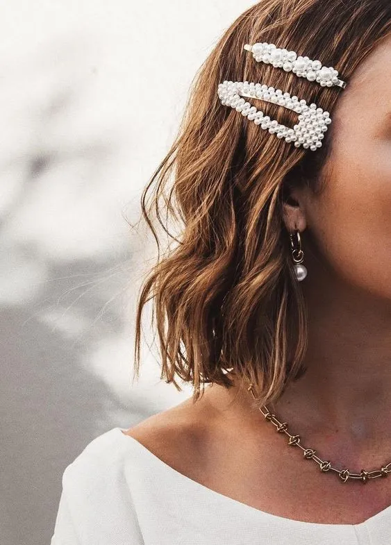 Ide Hairstyle Pakai Jepitan Rambut Mutiara ala Selebgram 11