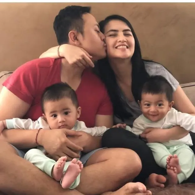 8 Seleb Ini Punya Anak Kembar yang Lucunya Nggak Nahan. Pengen Punya Juga Deh! 13