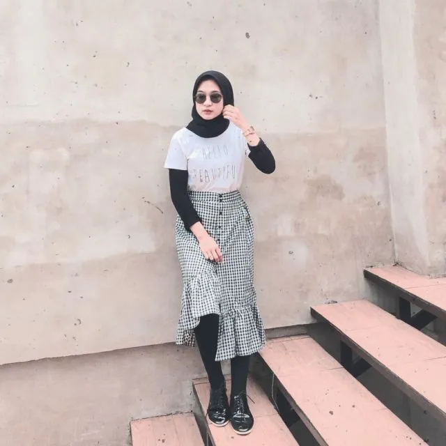 10 Ide Gaya Rok Ruffle Kotak-Kotak. Nggak Cuma Nyaman, Tampilannya pun Elegan! 12