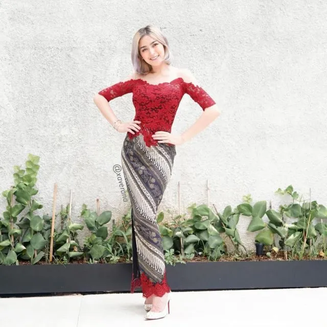9 Trik Siasati Tubuh Mungil Tak Tenggelam dalam Kebaya. Busana Cantik Tapi Salah Pakai ya Percuma 15