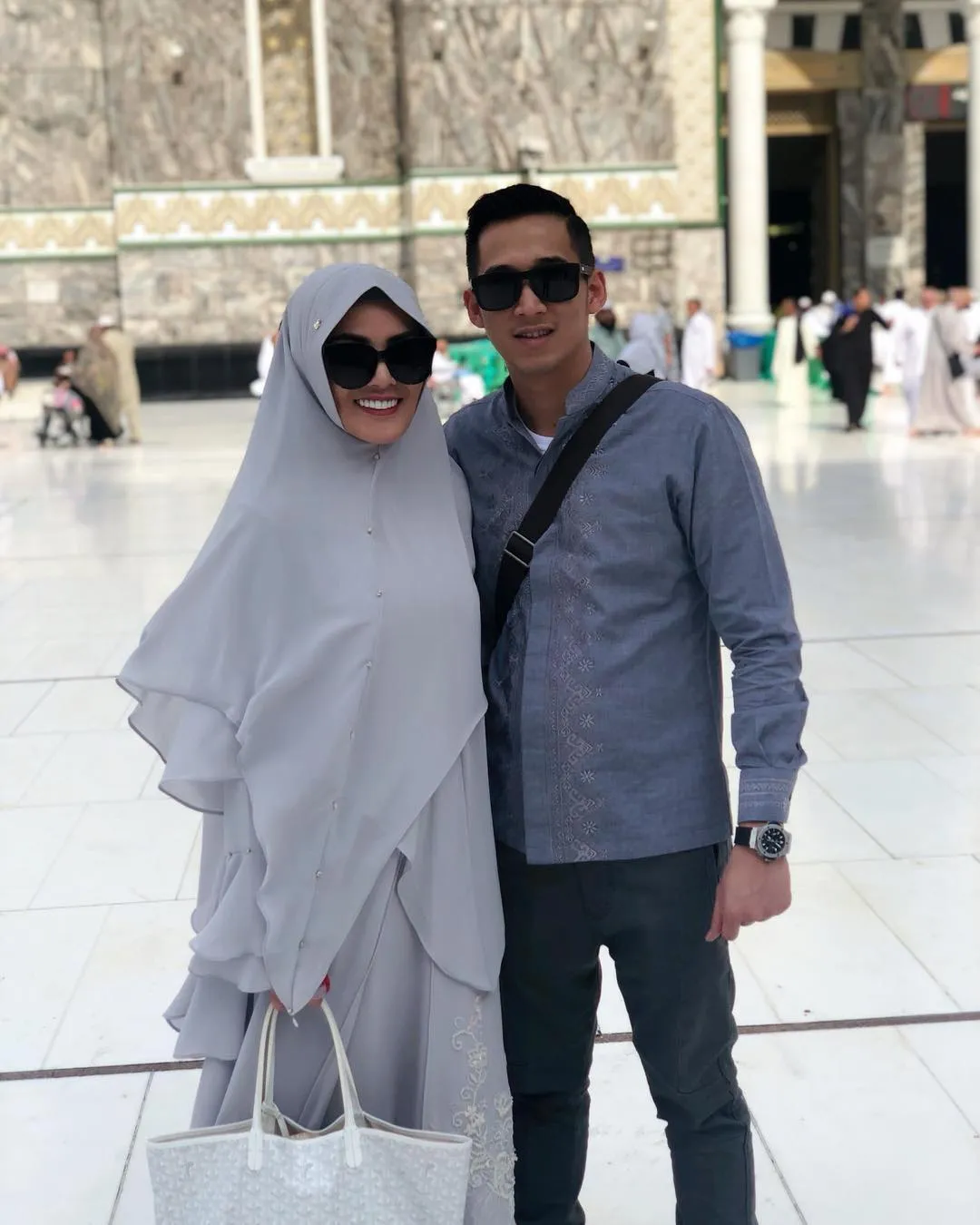 Cantiknya Nindy Ayunda Berbalut Hijab Saat Umrah Bareng Suami. Mesranya Bikin Iri! 14