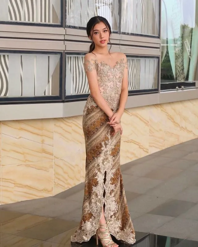 9 Trik Siasati Tubuh Mungil Tak Tenggelam dalam Kebaya. Busana Cantik Tapi Salah Pakai ya Percuma 18