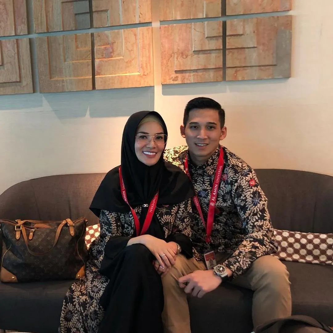 Cantiknya Nindy Ayunda Berbalut Hijab Saat Umrah Bareng Suami. Mesranya Bikin Iri! 11