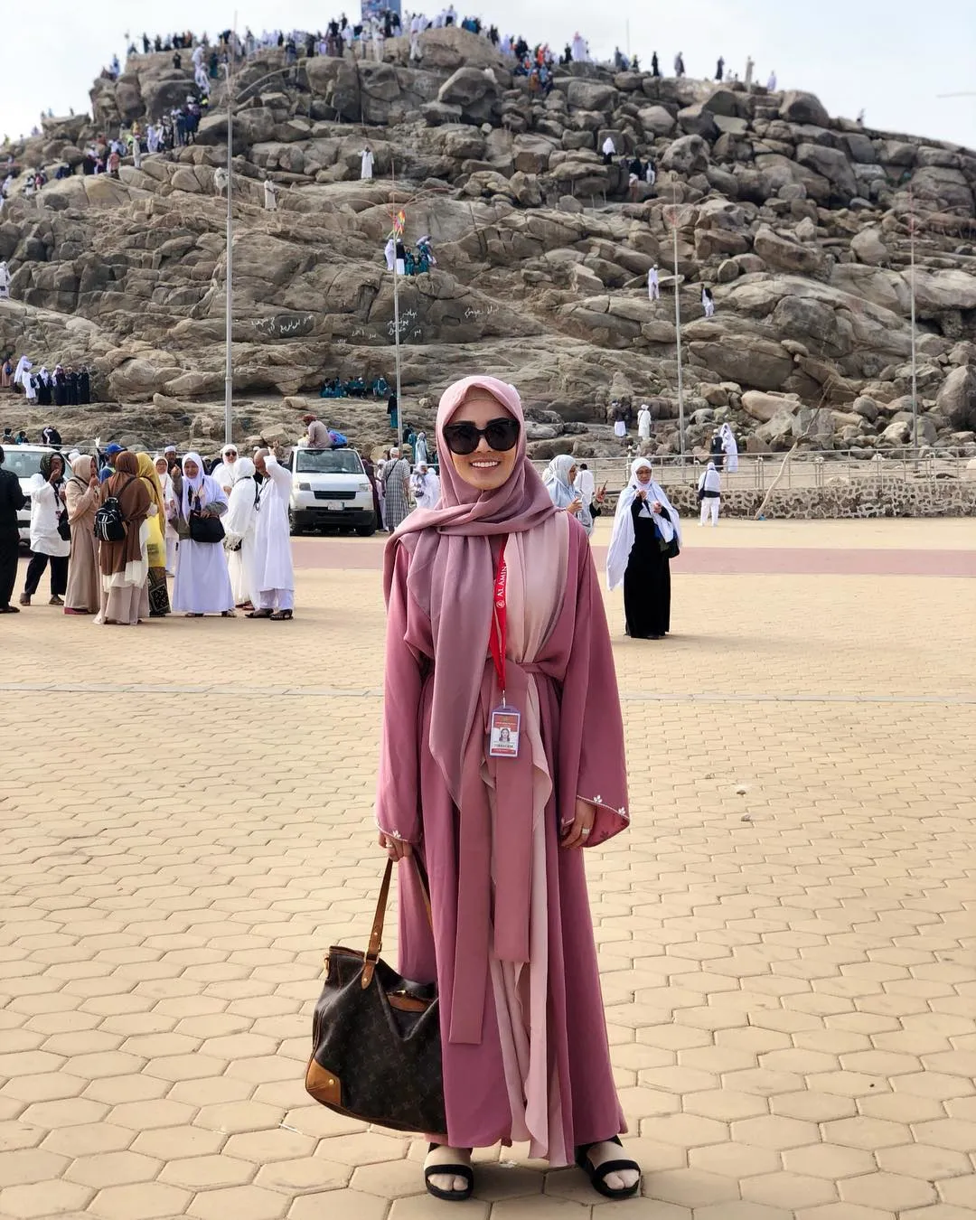 Cantiknya Nindy Ayunda Berbalut Hijab Saat Umrah Bareng Suami. Mesranya Bikin Iri! 16