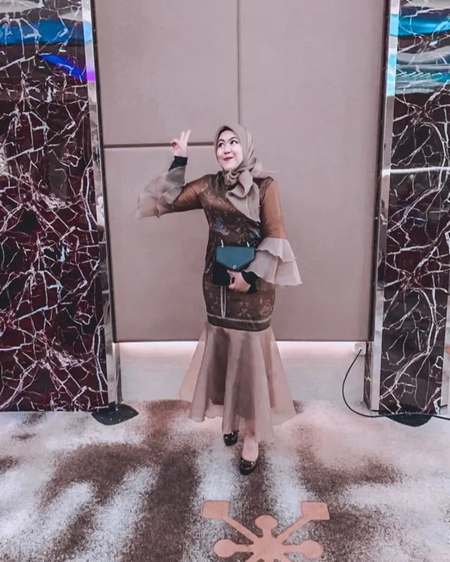 Badan Curvy, Suka Bingung Pilih Baju? 7 Ide Busana Gaun Brokat Ini Bisa Dongkrak Body Goal Kamu 13