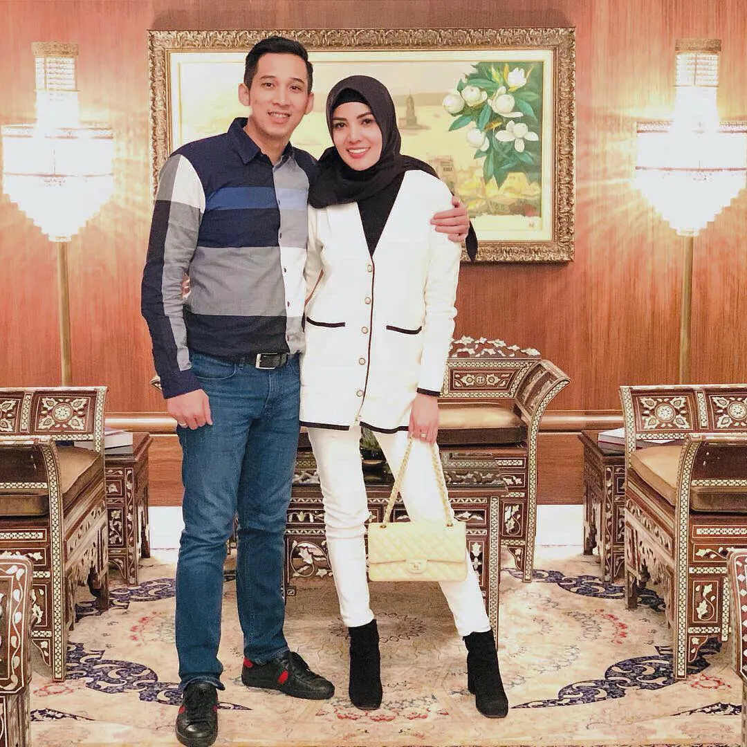 Cantiknya Nindy Ayunda Berbalut Hijab Saat Umrah Bareng Suami. Mesranya Bikin Iri! 20