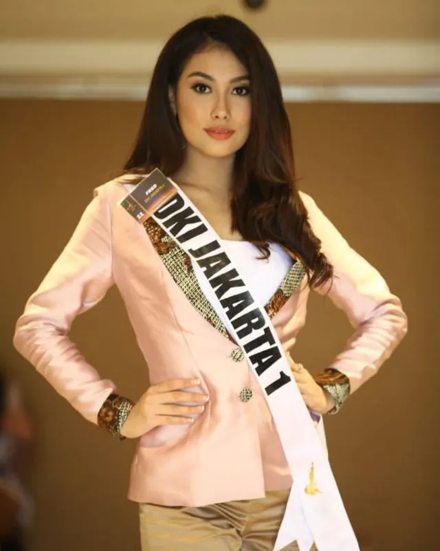 14 Gaya Elegan Frederika Alexis Cull, Puteri Indonesia Blasteran Lampung, Inggris dan Australia 26