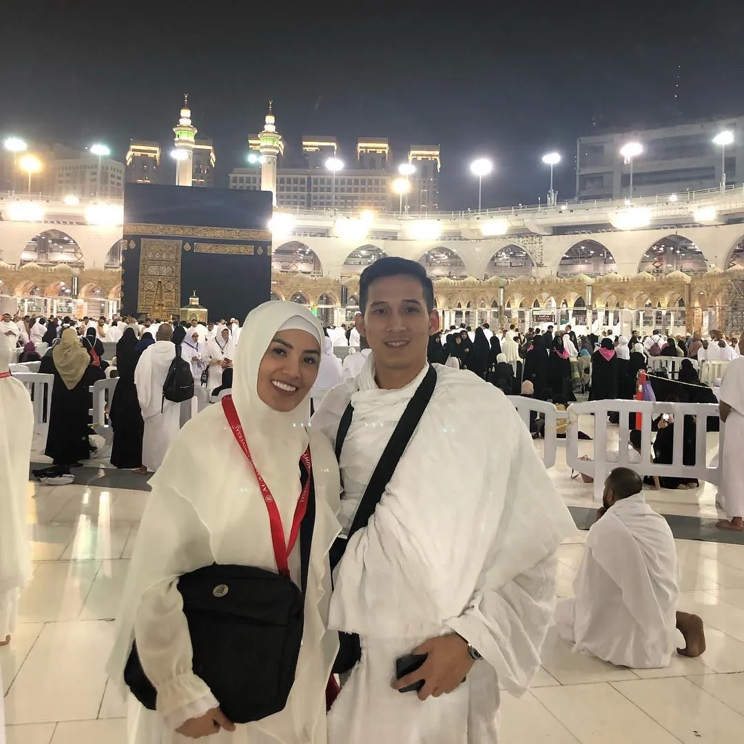 Cantiknya Nindy Ayunda Berbalut Hijab Saat Umrah Bareng Suami. Mesranya Bikin Iri! 12