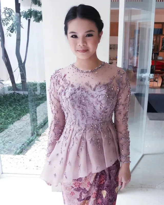 9 Trik Siasati Tubuh Mungil Tak Tenggelam dalam Kebaya. Busana Cantik Tapi Salah Pakai ya Percuma 16