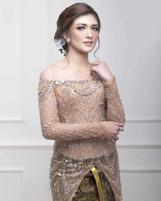 9 Trik Siasati Tubuh Mungil Tak Tenggelam dalam Kebaya. Busana Cantik Tapi Salah Pakai ya Percuma 14