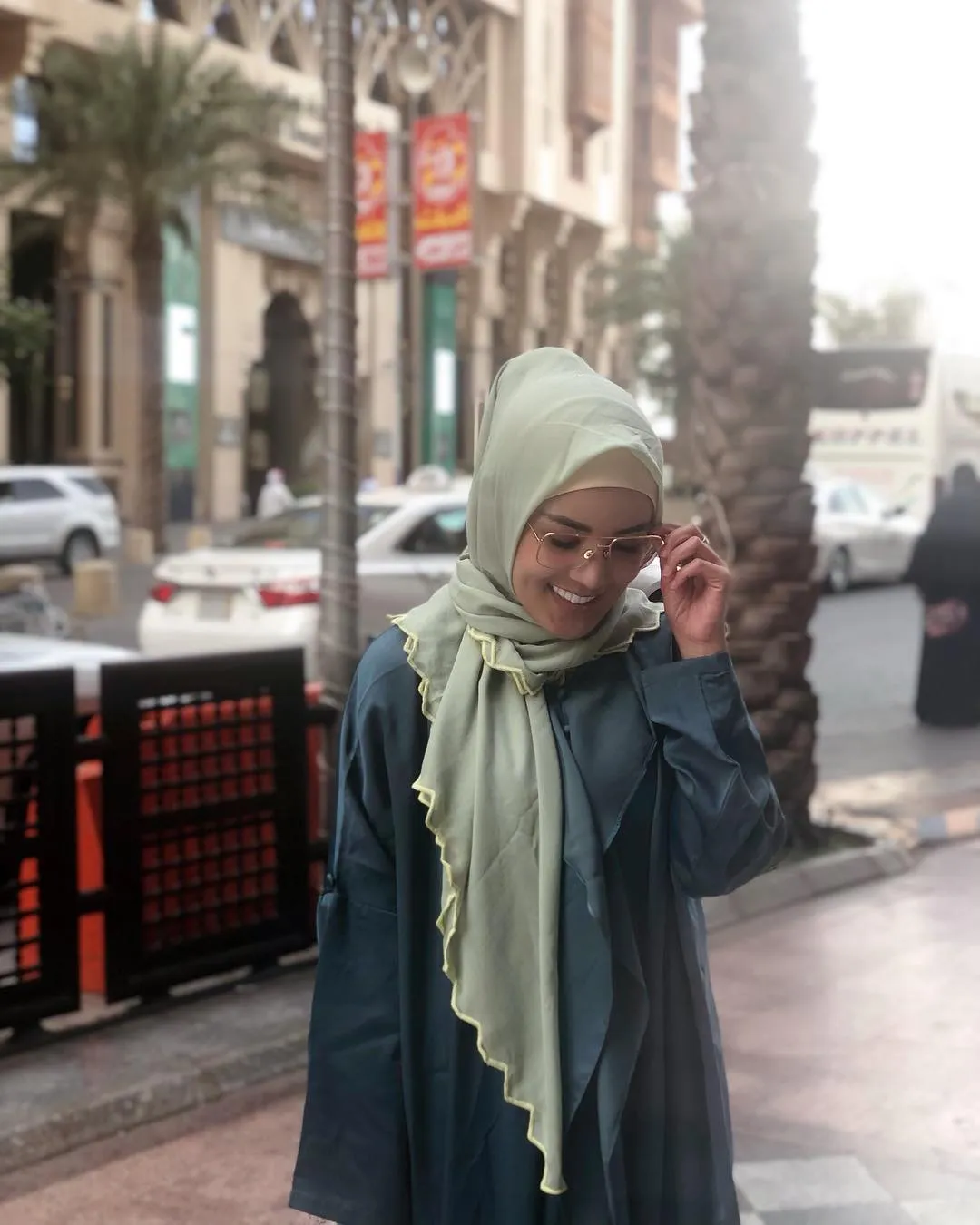 Cantiknya Nindy Ayunda Berbalut Hijab Saat Umrah Bareng Suami. Mesranya Bikin Iri! 17