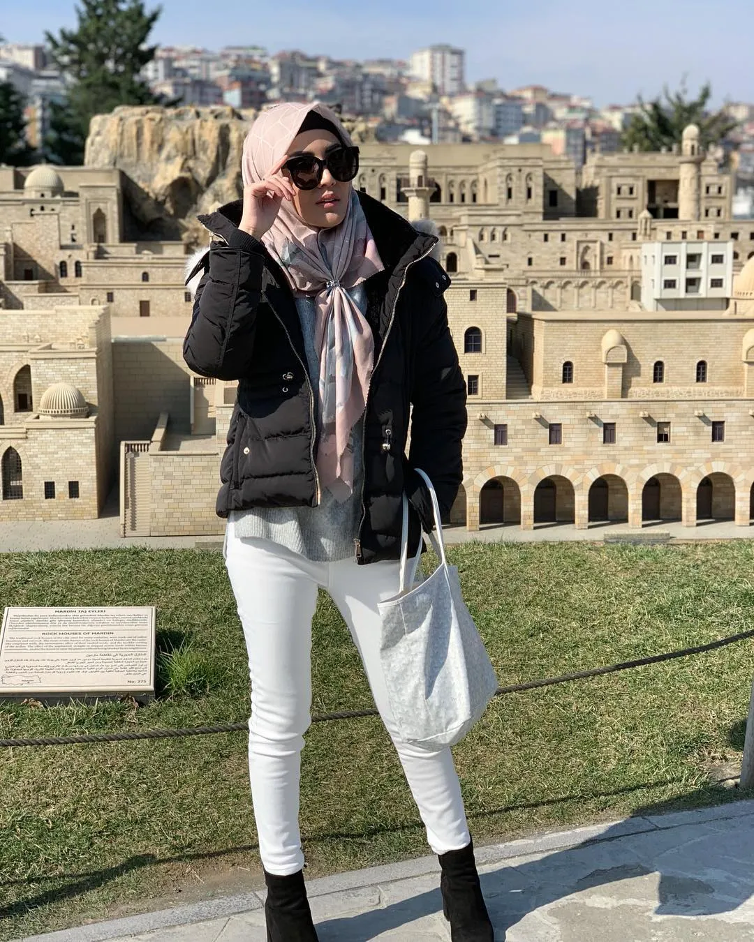 Cantiknya Nindy Ayunda Berbalut Hijab Saat Umrah Bareng Suami. Mesranya Bikin Iri! 19
