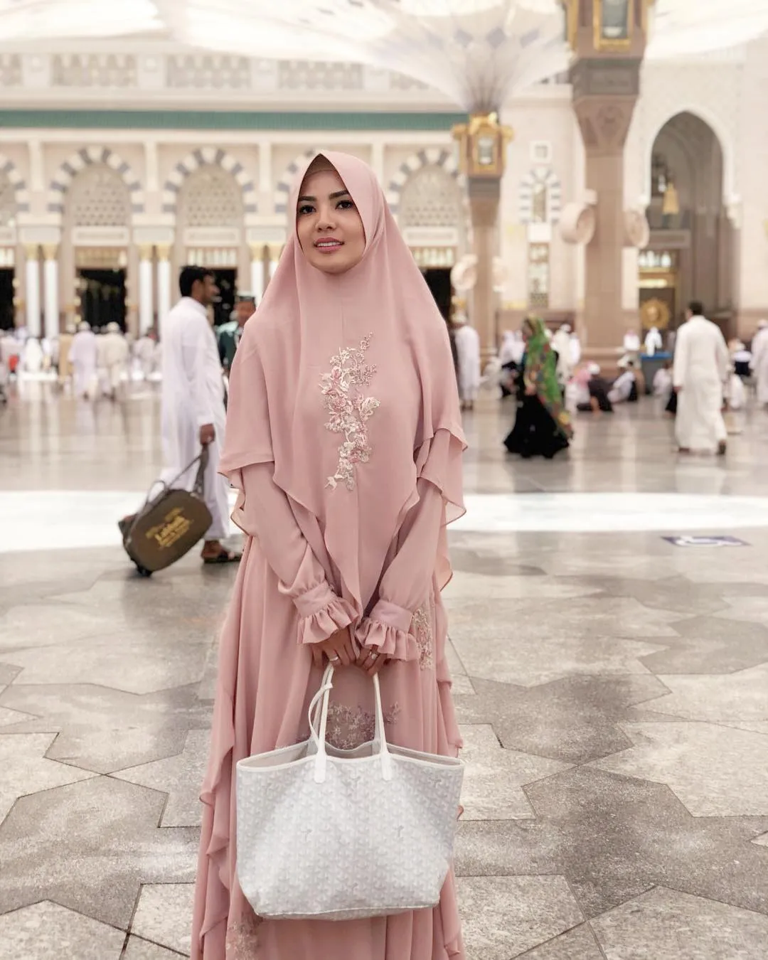 Cantiknya Nindy Ayunda Berbalut Hijab Saat Umrah Bareng Suami. Mesranya Bikin Iri! 15