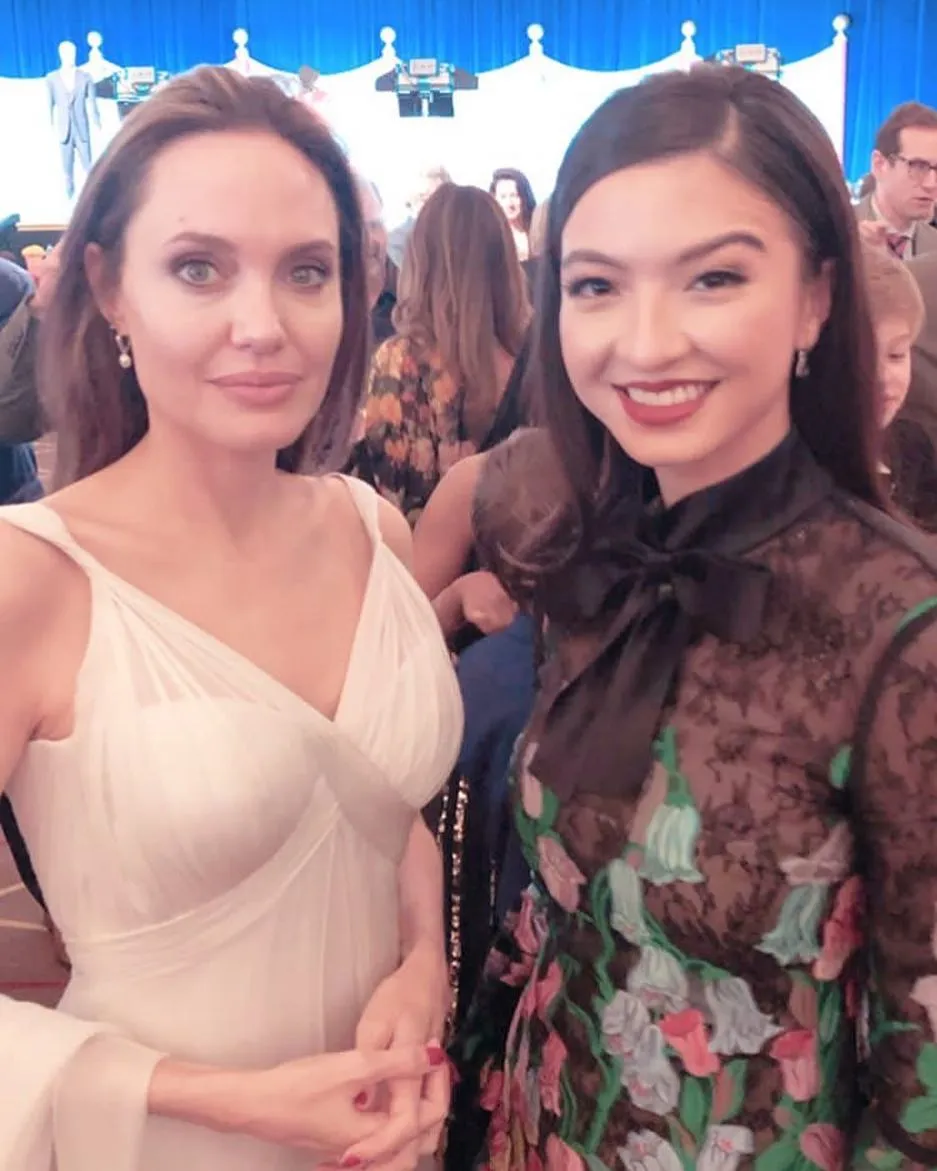 Raline Shah Foto Bareng Angelina Jolie, Warganet Bentuk 'Tim' di Kolom Komentar. Kocak Caranya! 3