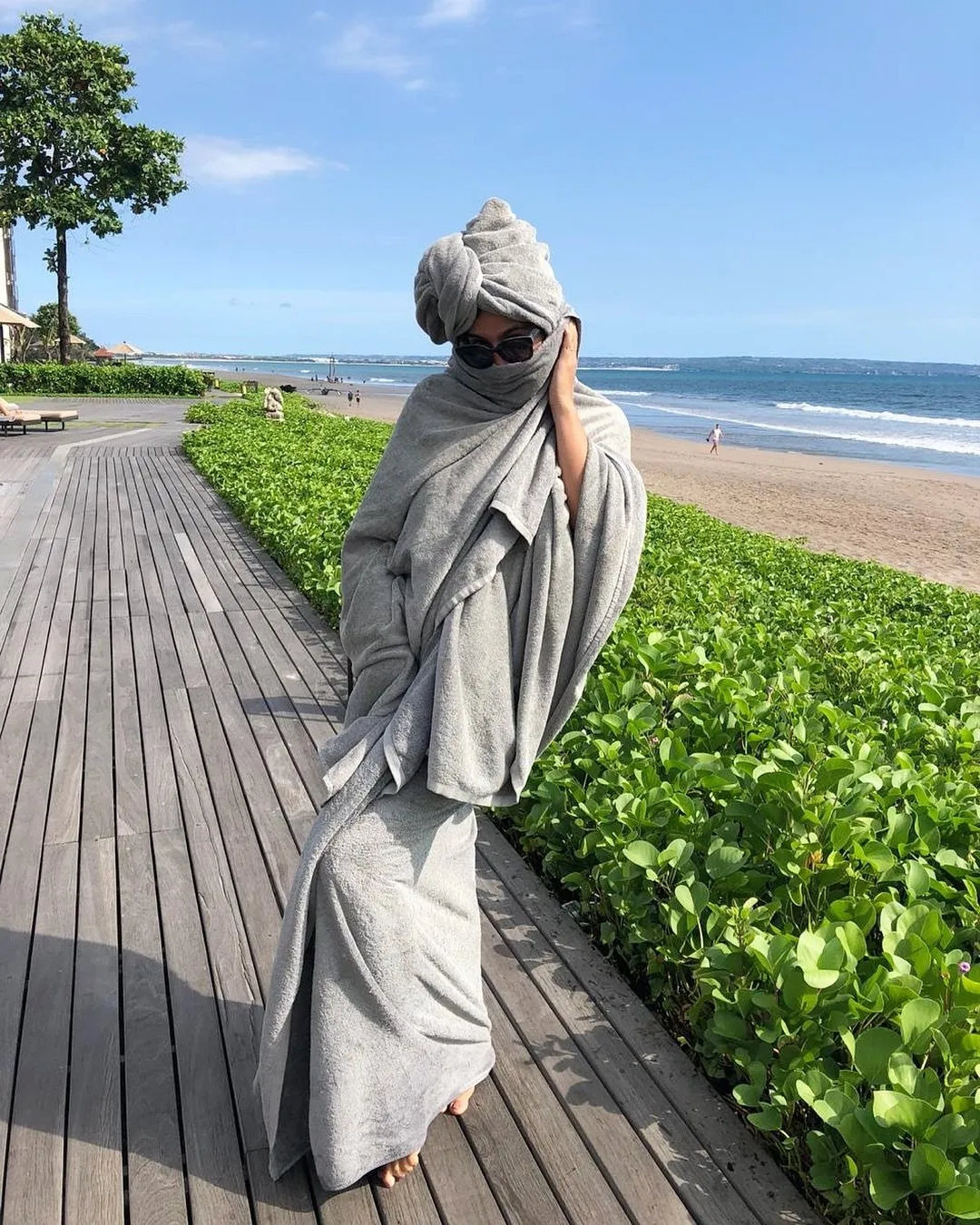 Kesal Dinyinyirin Karena Pakai Bikini, Marissa Nasution Malah ke Pantai Pakai Baju Ini. Lucu dan Cerdas! 4