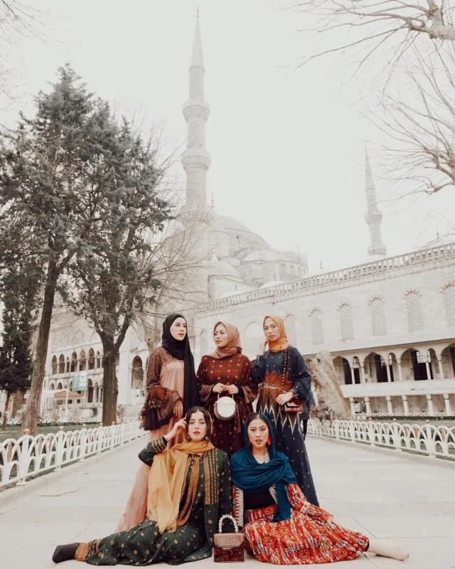 8 Gaya Fesyen Elegan Tasya Farasya Liburan ke Turki. Bak Putri dari Timur Tengah! 9