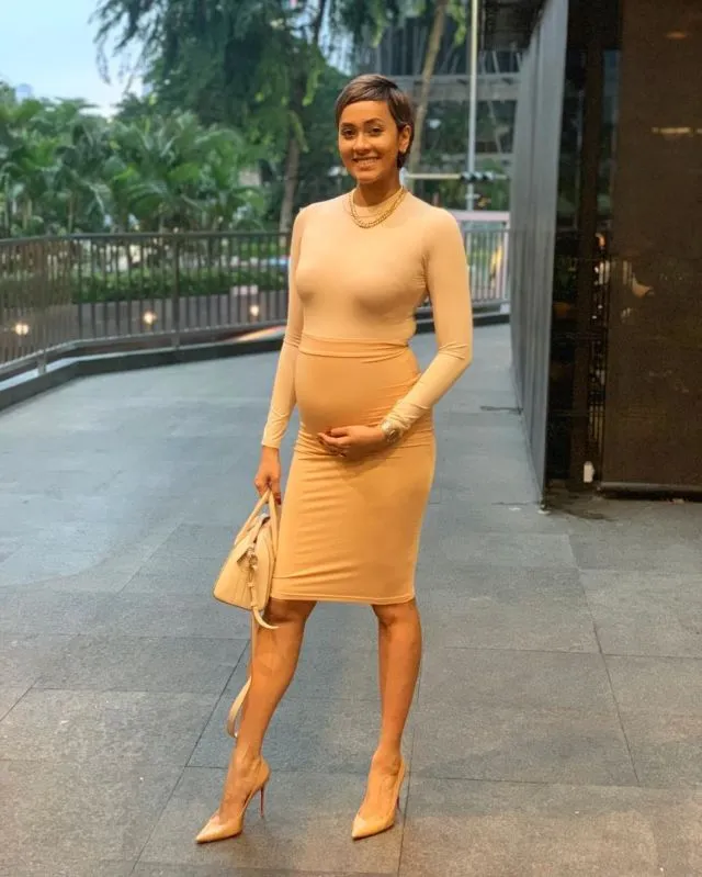 Kata Siapa Hamil Pasti Kucel? 10 Gaya Modis Kimmy Jayanti Pamer Baby Bump Ini Kecenya Maksimal! 15