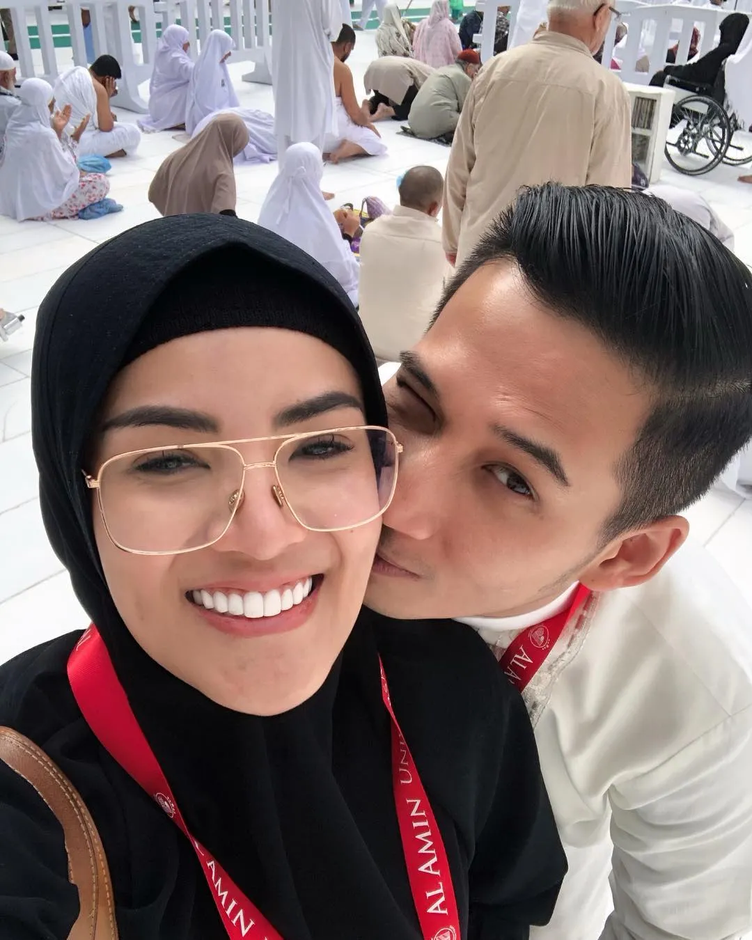Cantiknya Nindy Ayunda Berbalut Hijab Saat Umrah Bareng Suami. Mesranya Bikin Iri! 13