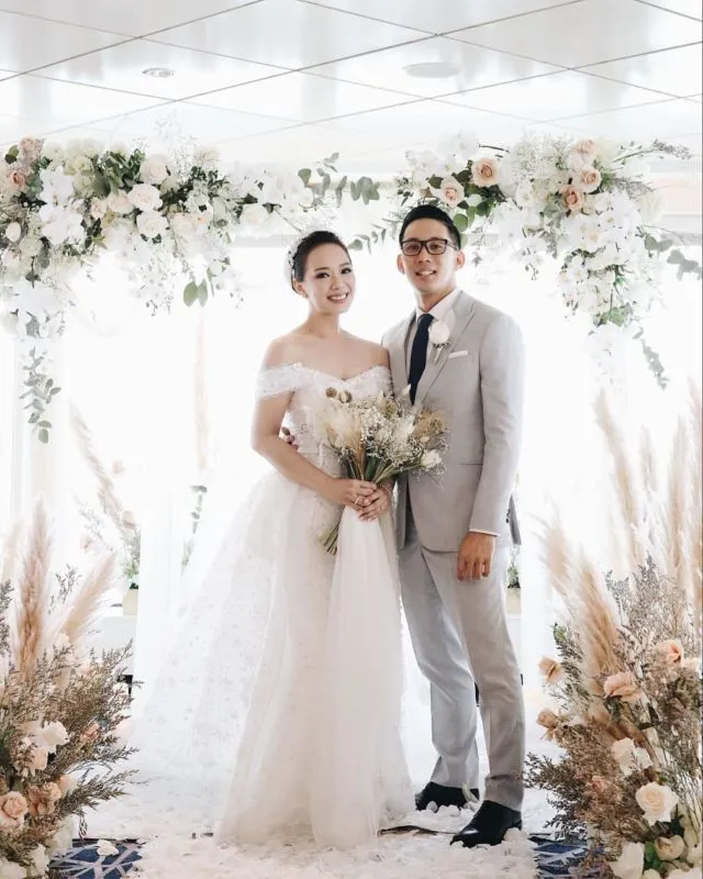 Mengulik 10 Potret Romantis Pernikahan Yuanita Christiani di Kapal Pesiar. Fotonya Bikin Baper! 15