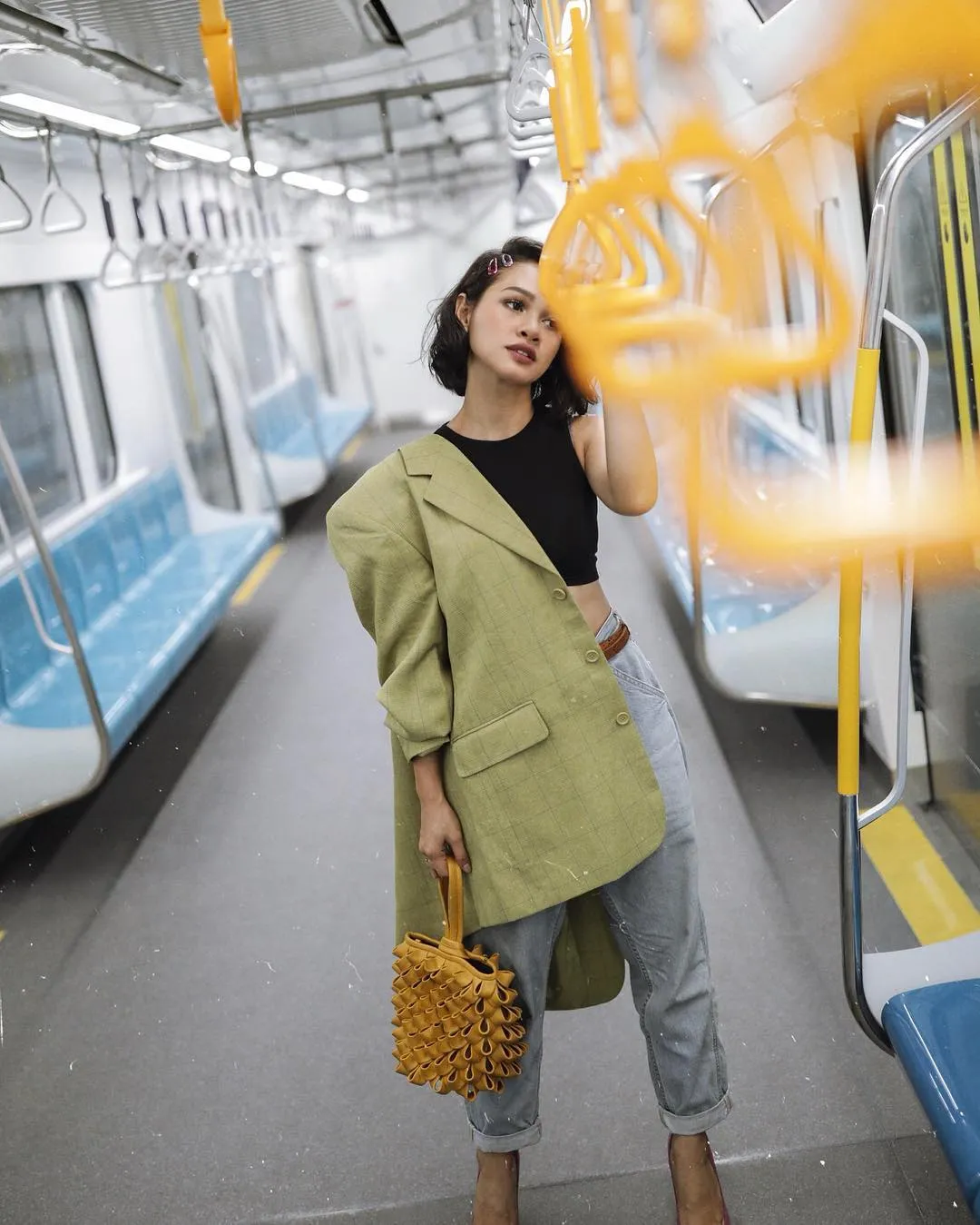 Bukan Cuma Warga Biasa, Deretan Artis Ini Juga Turut Menjajal MRT Jakarta. Bareng Pejabat Negara Pula! 20
