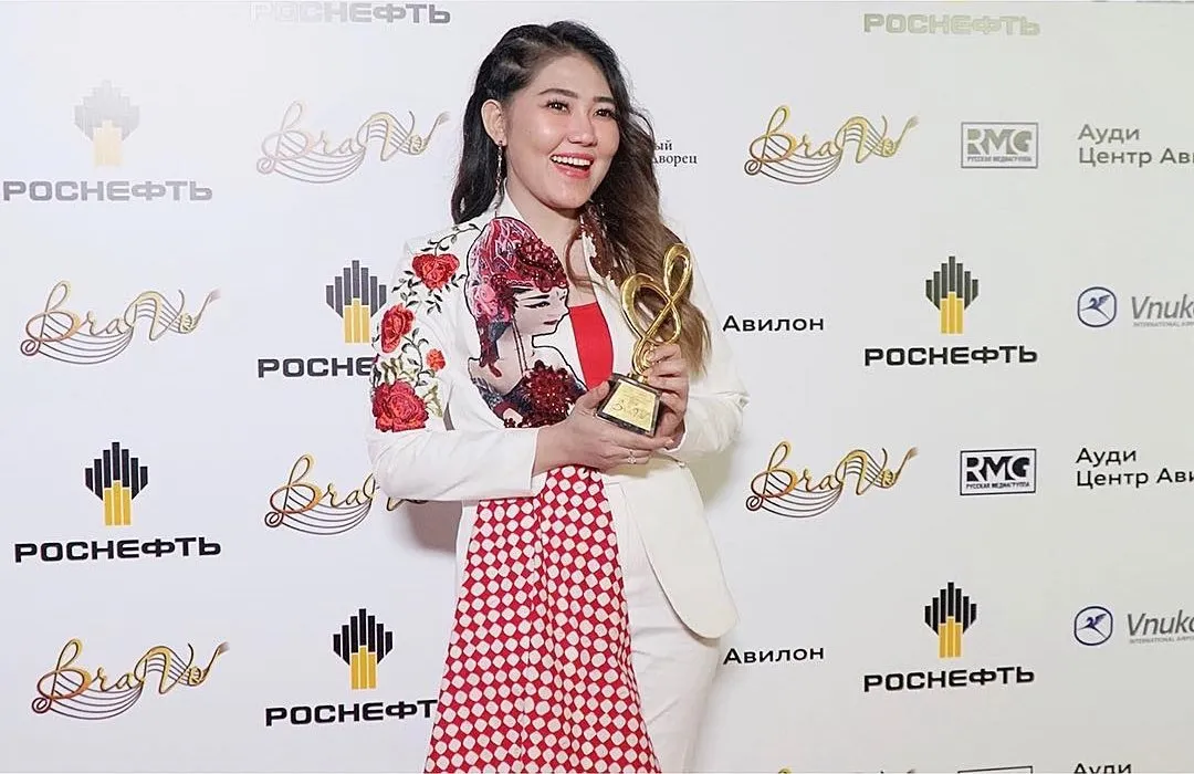 Nggak Nyangka Dangdut Sampai di Rusia, Via Vallen Raih Penghargaan di Bravo Music Awards. Cakep! 3