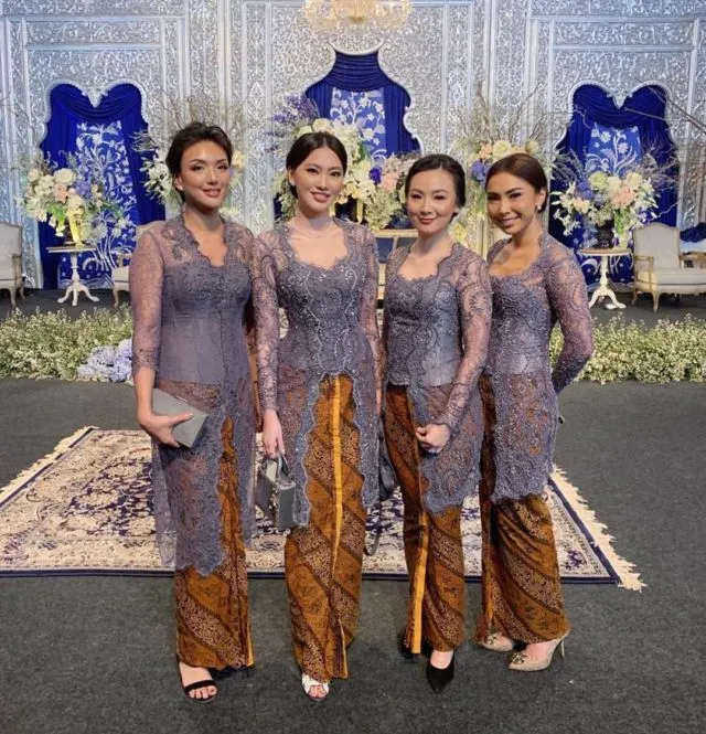 9 Trik Siasati Tubuh Mungil Tak Tenggelam dalam Kebaya. Busana Cantik Tapi Salah Pakai ya Percuma 10
