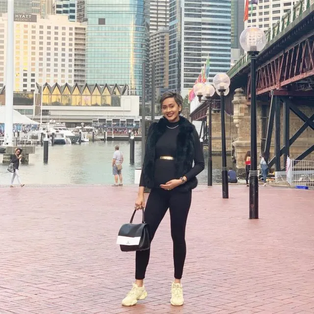 Kata Siapa Hamil Pasti Kucel? 10 Gaya Modis Kimmy Jayanti Pamer Baby Bump Ini Kecenya Maksimal! 16