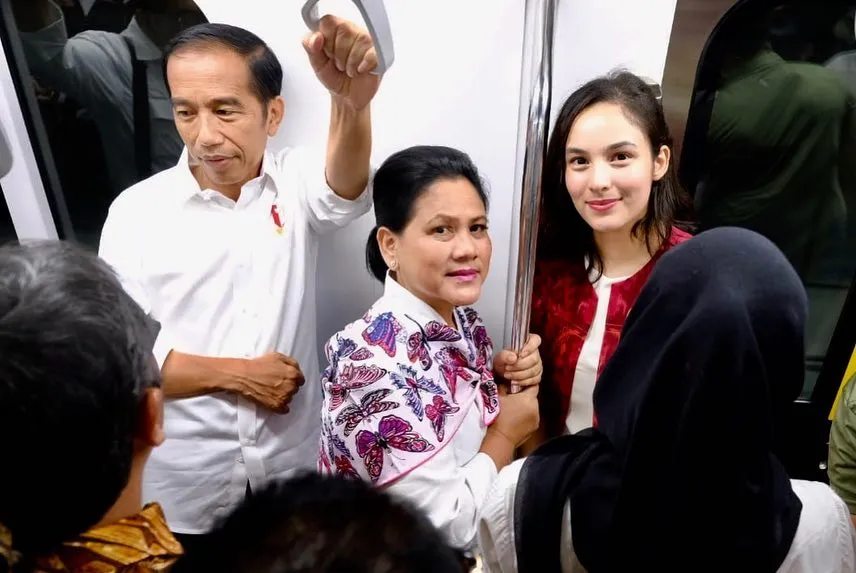 Bukan Cuma Warga Biasa, Deretan Artis Ini Juga Turut Menjajal MRT Jakarta. Bareng Pejabat Negara Pula! 13