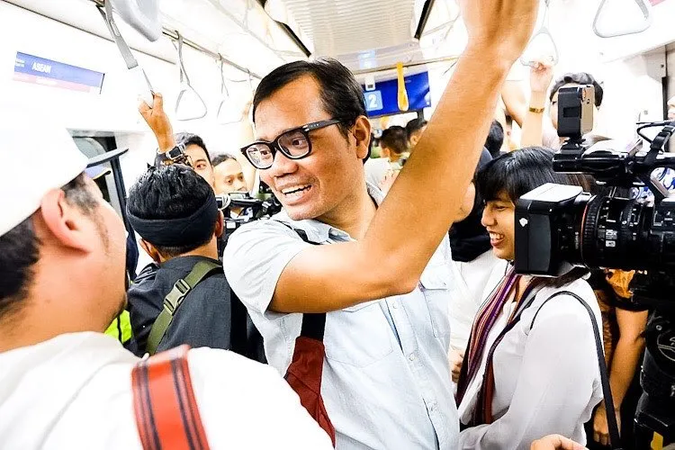 Bukan Cuma Warga Biasa, Deretan Artis Ini Juga Turut Menjajal MRT Jakarta. Bareng Pejabat Negara Pula! 18