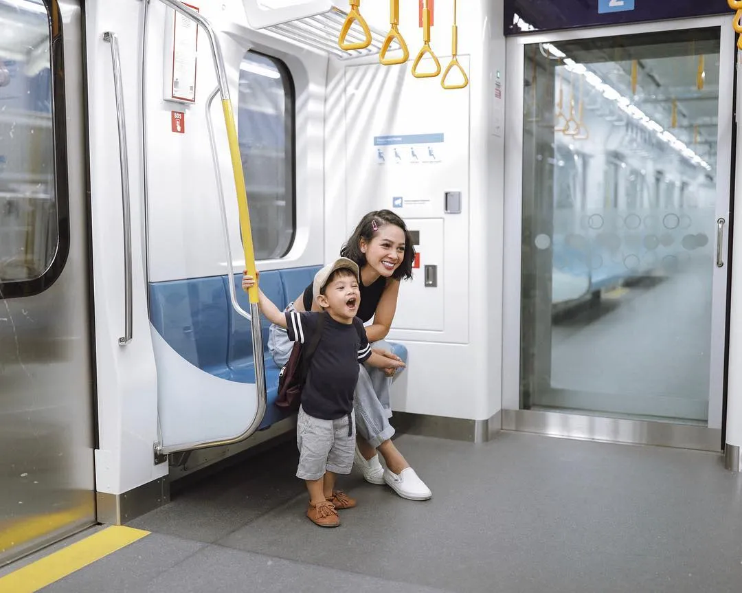 Bukan Cuma Warga Biasa, Deretan Artis Ini Juga Turut Menjajal MRT Jakarta. Bareng Pejabat Negara Pula! 21