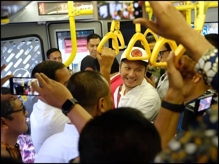 Bukan Cuma Warga Biasa, Deretan Artis Ini Juga Turut Menjajal MRT Jakarta. Bareng Pejabat Negara Pula! 19