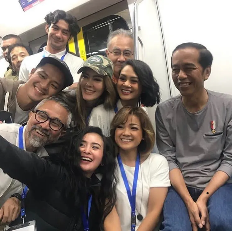 Bukan Cuma Warga Biasa, Deretan Artis Ini Juga Turut Menjajal MRT Jakarta. Bareng Pejabat Negara Pula! 16