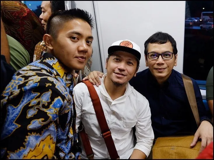 Bukan Cuma Warga Biasa, Deretan Artis Ini Juga Turut Menjajal MRT Jakarta. Bareng Pejabat Negara Pula! 15