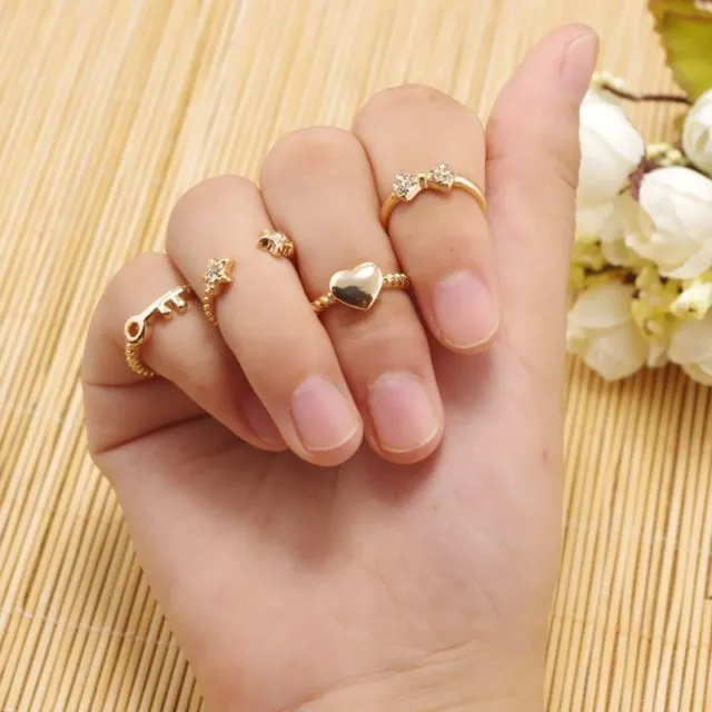 10 Ide Pakai Ring Set Kekinian yang Katanya Lagi Digilai Cewek-cewek Korea. Kamu Nggak Mau Coba? 15