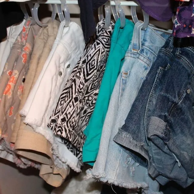 7 Cara Kreatif Menyiasati Lemari Pakaian yang Terlihat Penuh Agar Muat Lebih Banyak Lagi 14 gantungan baju besi