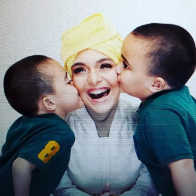 8 Seleb Ini Punya Anak Kembar yang Lucunya Nggak Nahan. Pengen Punya Juga Deh! 16